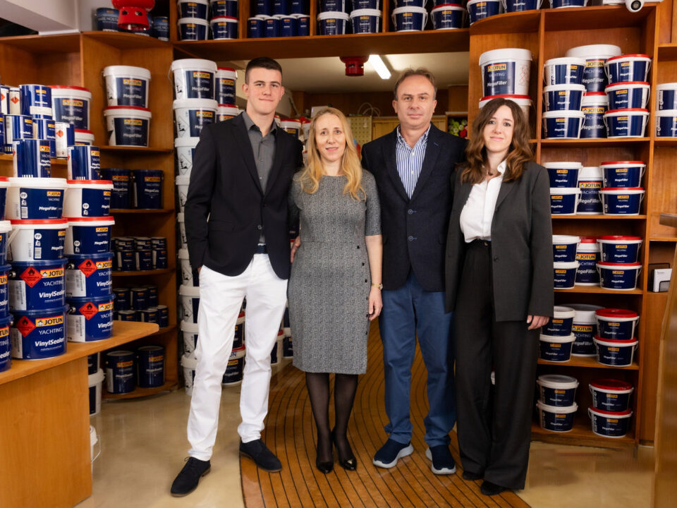 Η εταιρίας μας, ή Simon’s Marine, είναι μια οικογενειακή επιχείρηση με παρουσία στον χώρο από το 1979